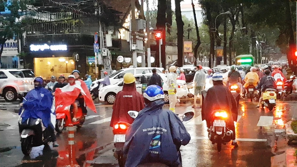 Vụ việc khiến giao thông nhiều khu vực trở nên ùn ứ, CSGT phải tích cực phân luồng. 